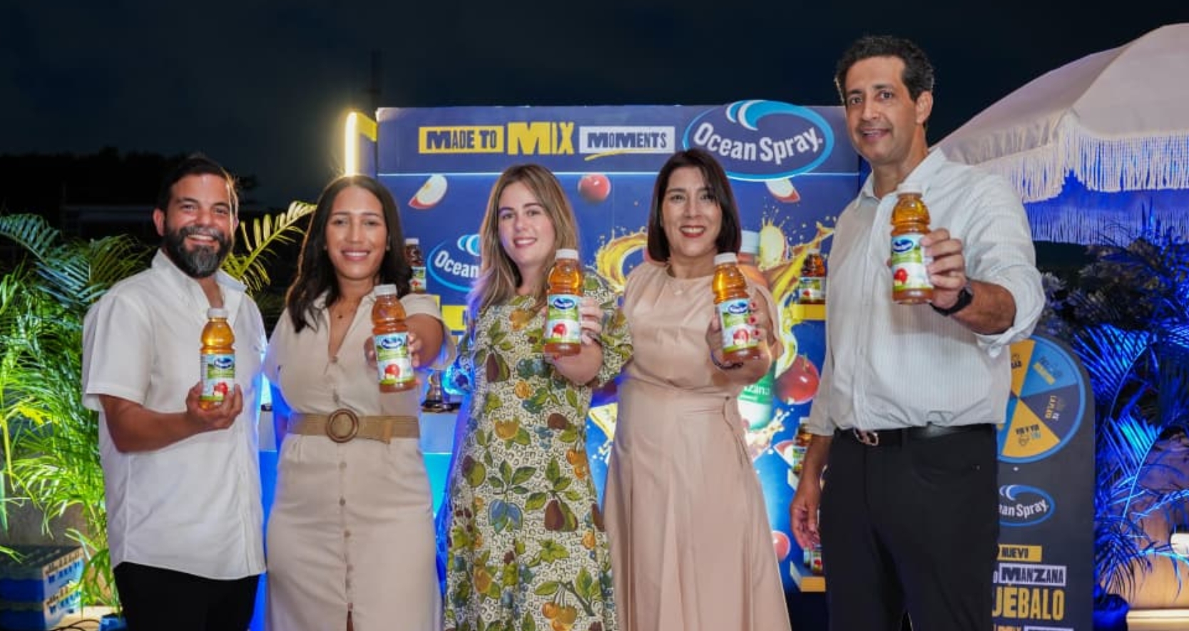 Alexis Pimentel, Gina Torres, María Isabel González, Michelle Rodriguez y Roy Galván con el nuevo producto en manos