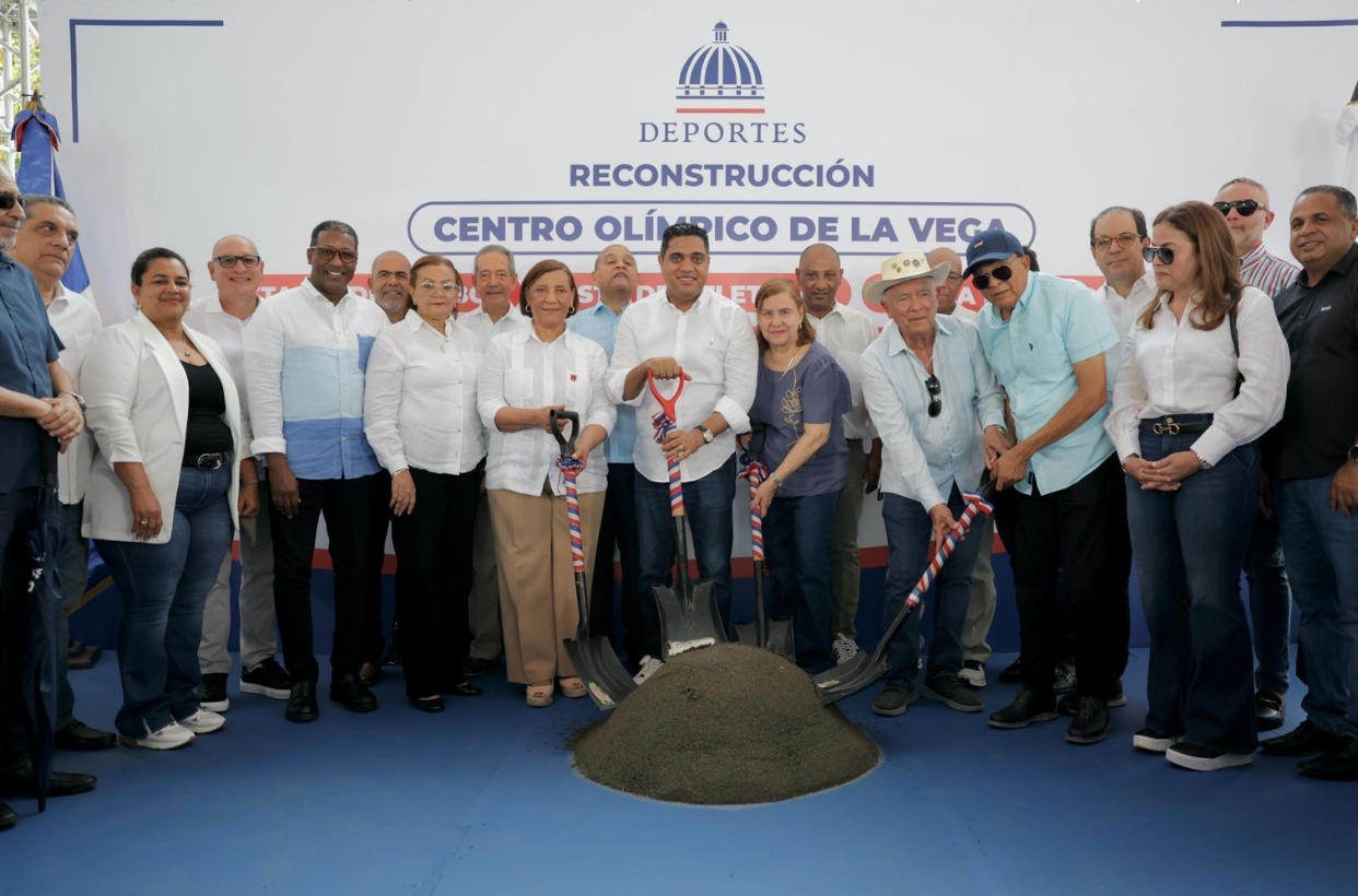 Kelvin Cruz, acompañado de autoridades y dirigentes, deja iniciado los trabajos.