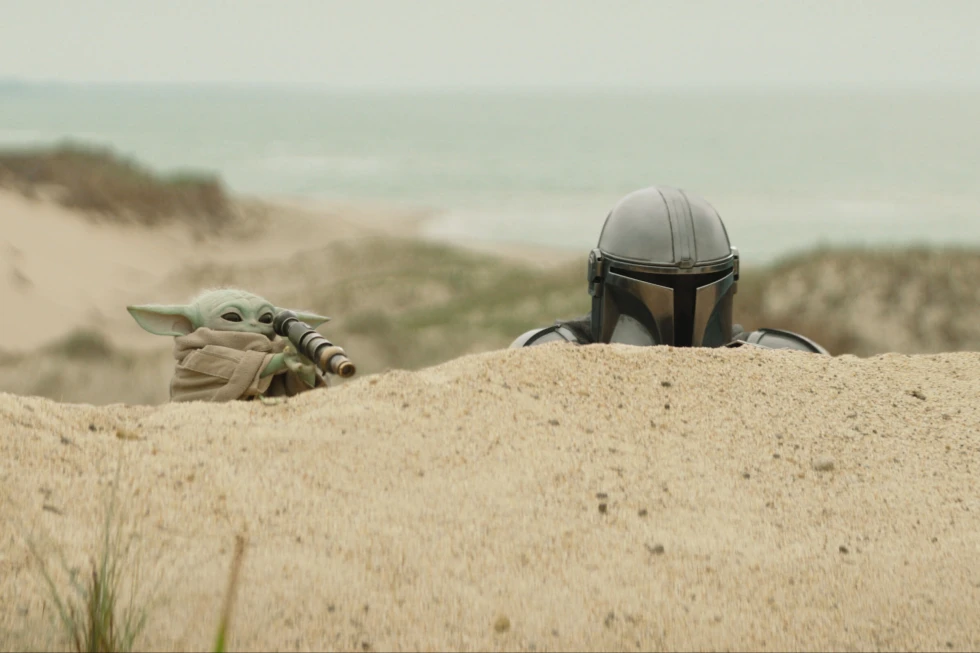 La película, estrenada por Disney, está protagonizada por Pedro Pascal, derecha, y Grogue de Lucasfilm. 