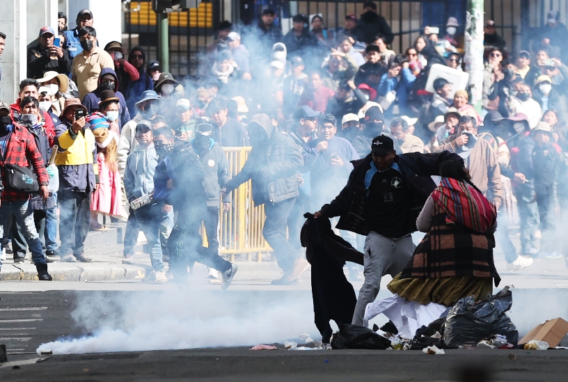 Manifestantes se enfrentan con agentes en Bolivia.  EFE