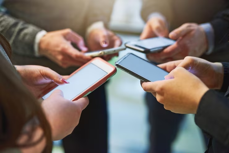 Personas sostienen sus celulares