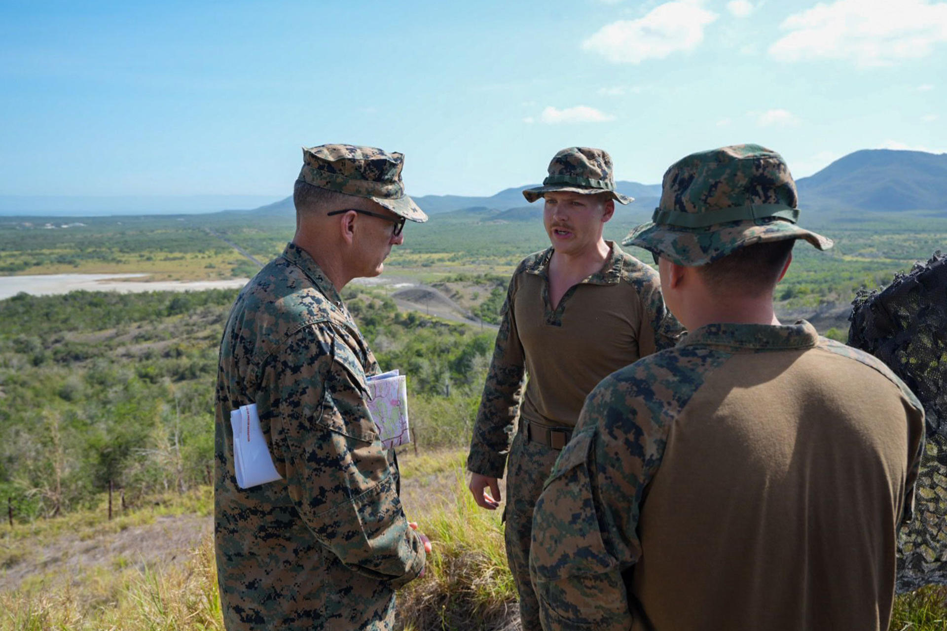 Fotografía difundida en la cuenta del Comandos Sur de EE.UU. de su comandante, general Francis L. Donovan (i), durante una inspección este viernes, en la Estación Naval estadounidense en la bahía de Guantanamo (Cuba). EFE/ @Southcom