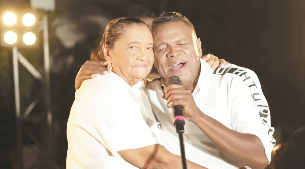 Omar Geles cantando junto a su madre en 2021