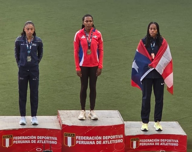La dominicana Anabel Medina, en el centro, luego de ser premiada como la reina de los 400 metros en el Campeonato Iberoamericano, Lima, Perú.