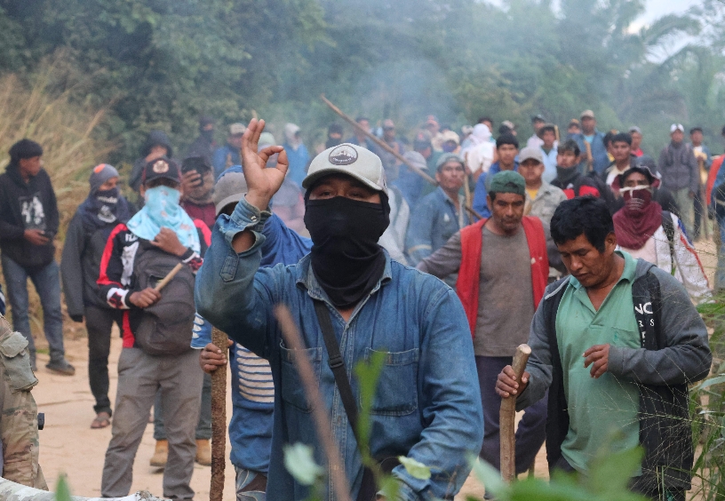 Manifestantes bloquean campos petroleros en Bolivia.