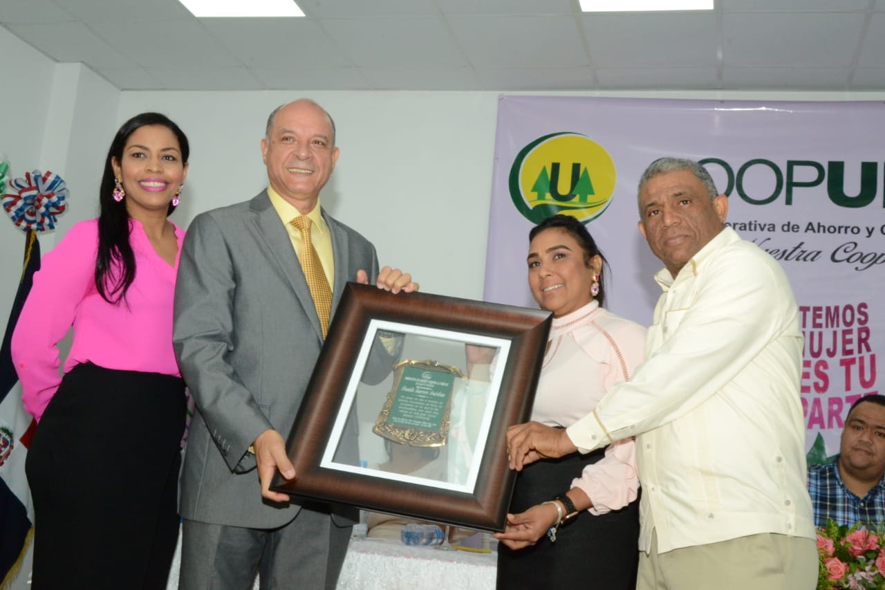 La foto muestra cuando la Gerente de Coopunión, Yudelka Jiménez, en compañía del entonces presidente de la entidad, Eugenio Díaz y Joseina Gómez, ex coordinadora de educación, entregan un reconocimiento a Franklin Guerrero, luego de su disertación el 25 de enero del 2020, cuando se dejó iniciada la campaña “Respetemos la Mujer, Ella es Tu Otra Parte”. Edward Liriano.