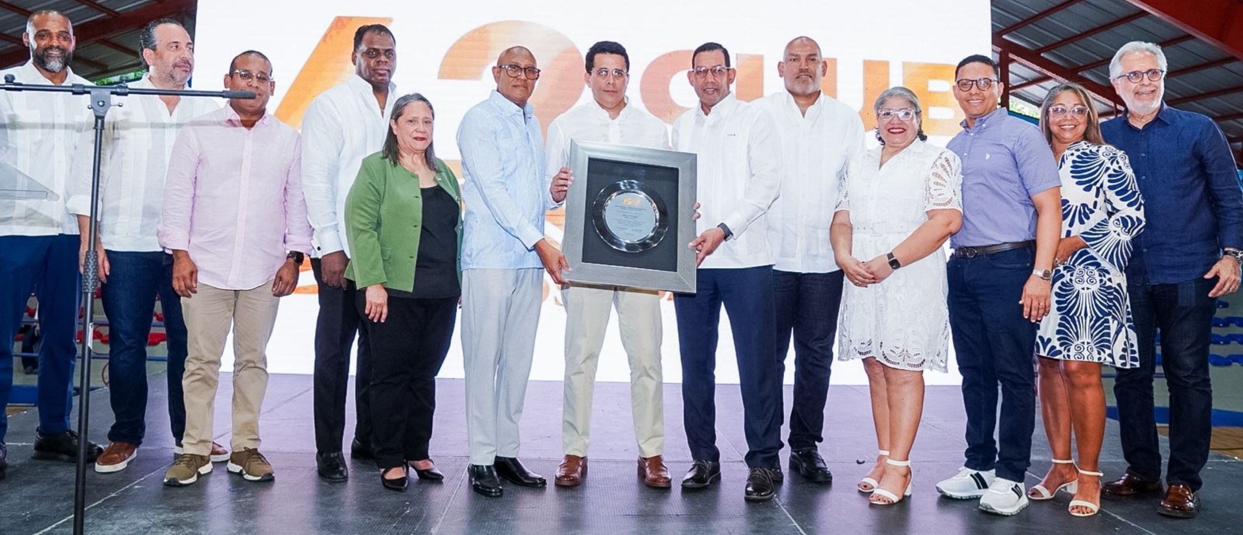 Dimitri Mendiza, presidente del Club San Lázaro, encabezó el acto de reconocimiento a David Collado en el marco de la celebración del aniversario número 63 de  la entidad.