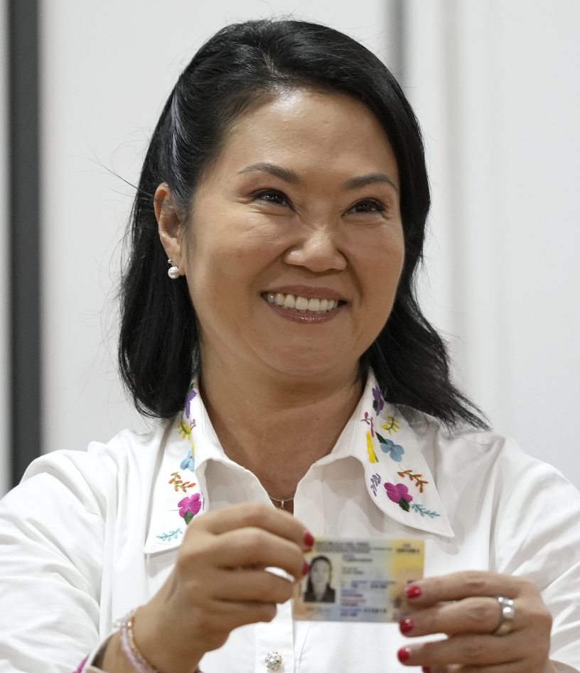 Keiko Fujimori mientras votaba ayer en Lima, Perú.  EFE