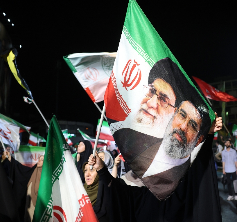 Iraníes ondean banderas tras el   ataque de Irán a Israel
