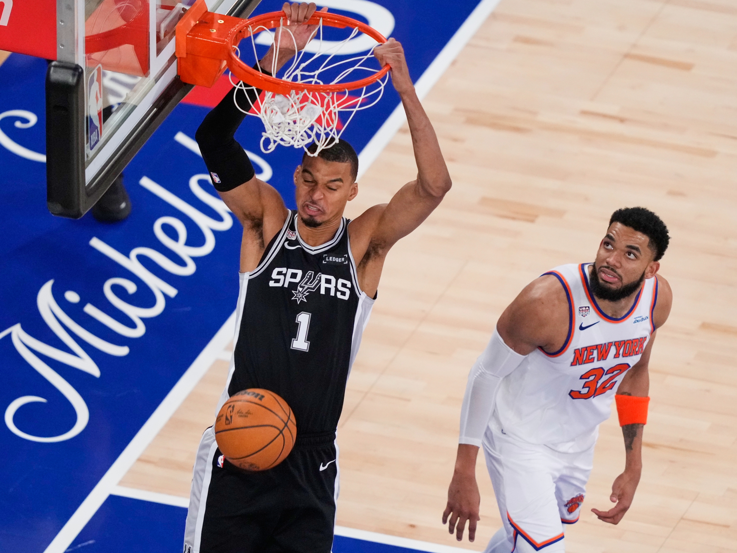 Víctor Wembanyama, de San Antonio, realiza un potente donqueo tras burlar a  Karl Anthonny Towns de NY