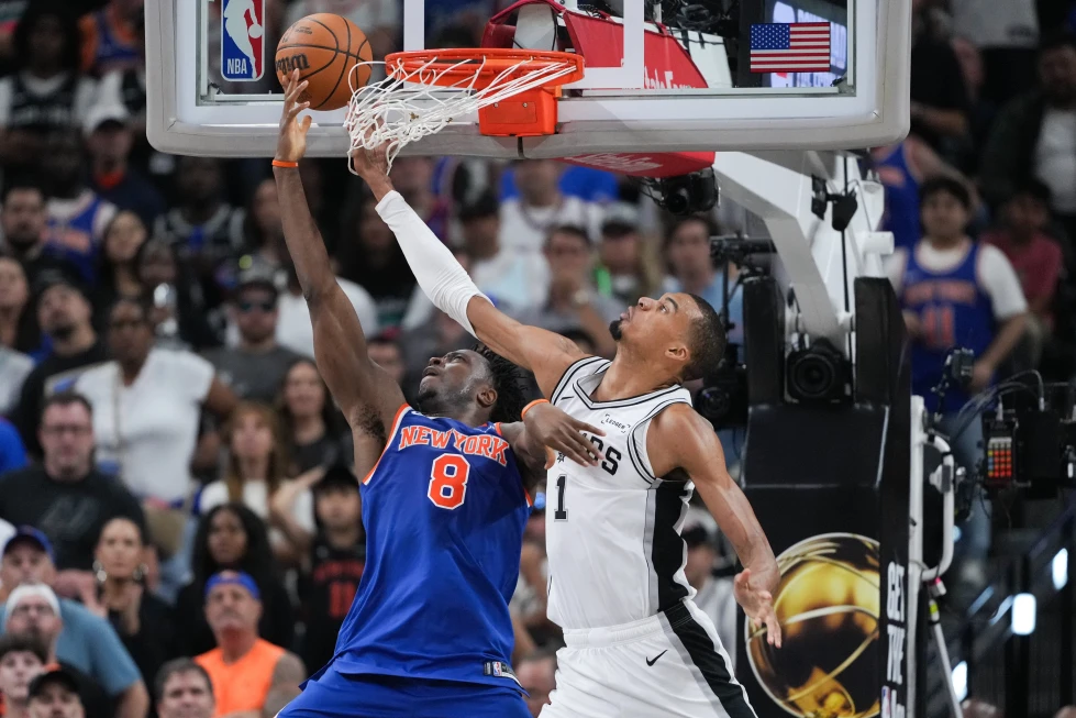 El delantero de los San Antonio Spurs, Victor Wembanyama, defiende al delantero de los New York Knicks, Ozzie Anunobi, mientras salta para anotar en el Juego 2 de las Finales de la NBA, el viernes 5 de junio de 2026. (Foto AP/Eric Gay)