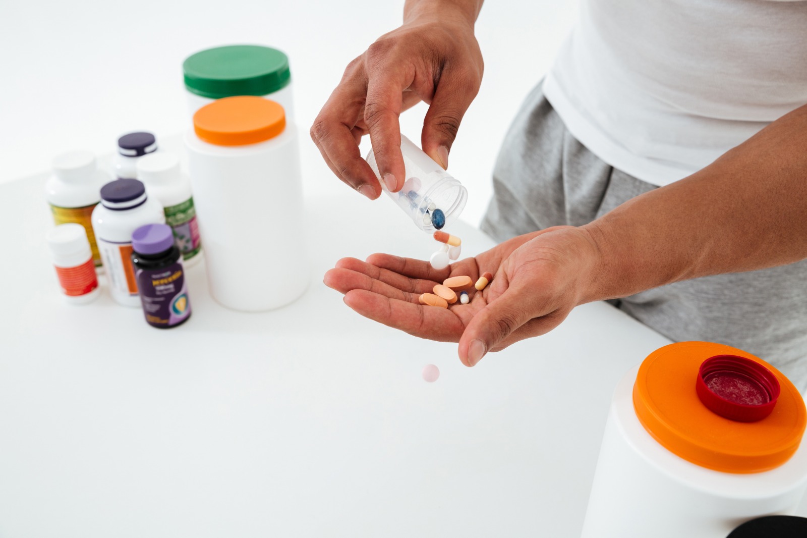 Muchas personas no están informadas sobre las interacciones de los suplementos con los medicamentos que toman. Foto: Drobotdian/Freepik.