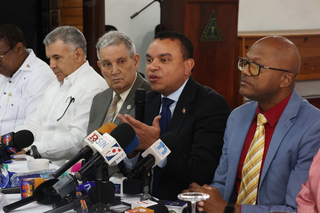 Julio Landrón con Luis Peña Nuñez, José Joaquin Puello y Martín Ortiz.