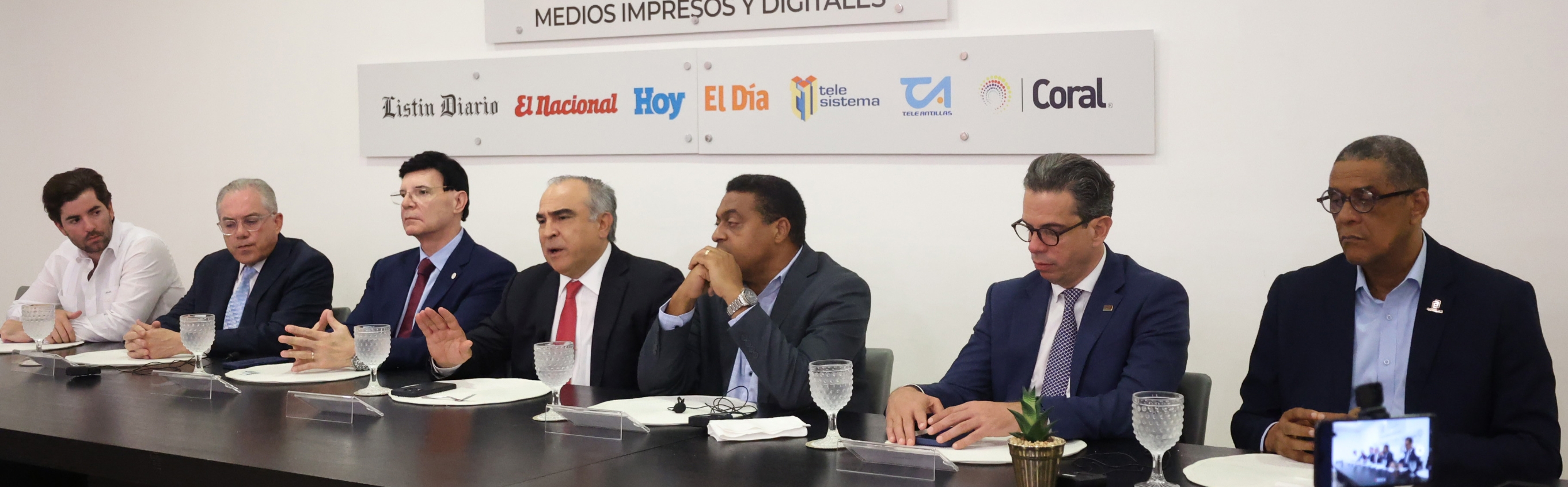 Celso Juan Marranzini, presidente Consejo  de la Empresa Privada.
Los invitados y al almuerzo del Grupo de Medios Corripio junto a ejecutivos.