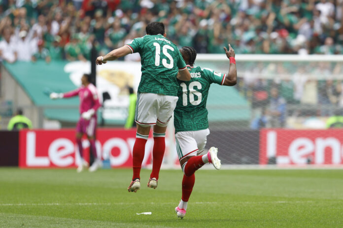 El mexicano Julián Quiñones (R) celebra un gol este jueves durante el partido del Grupo A de la Copa Mundial de la FIFA 2026 entre México y Sudáfrica en el Estadio Ciudad de México (México). EFE/ Sashenka Gutiérrez