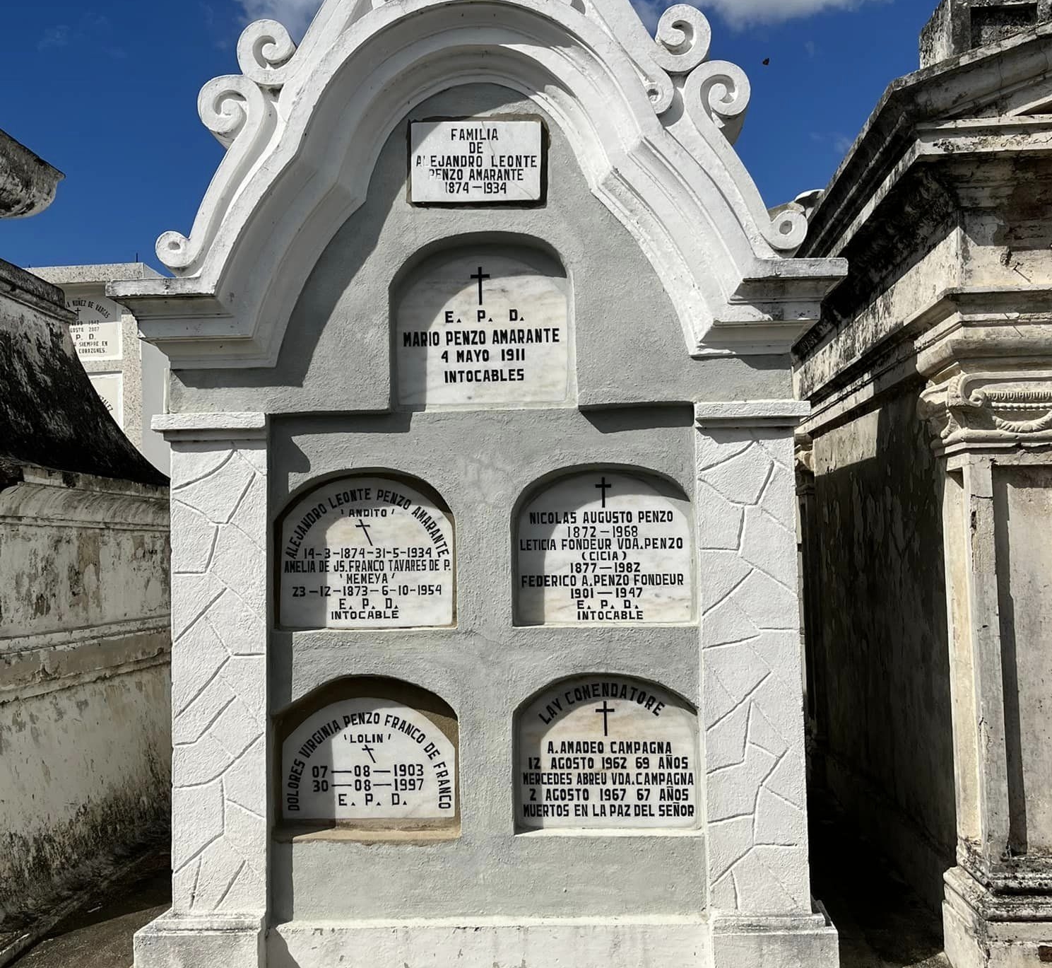 Panteón de la familia Penzo en la calle central del cementerio municipal en la calle 30 de Marzo de Santiago.