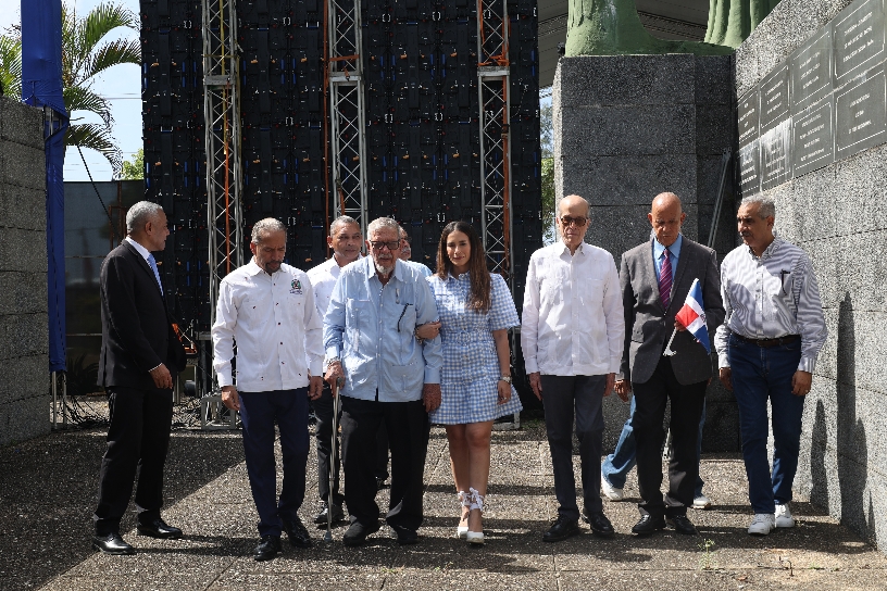 Delio Gómez Ochoa junto a Isabel Vargas, en el centro, con  autoridades en el Monumento.