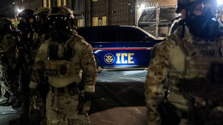 El informe del periódico también señaló que las revisiones de las regulaciones reflejan la influencia de los contratistas privados en el sistema de detención de inmigrantes.