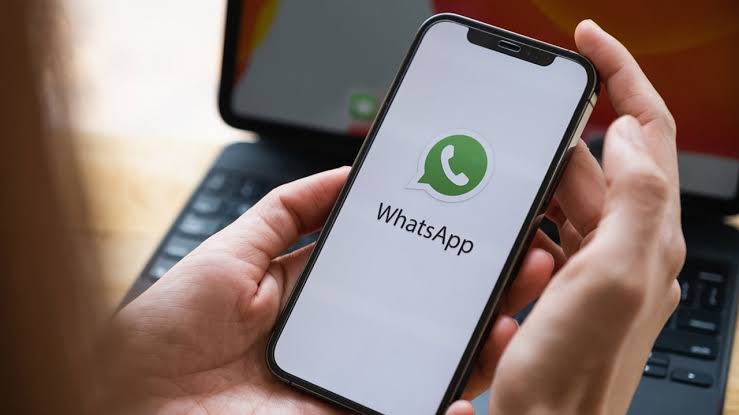 Una persona usa WhatsApp