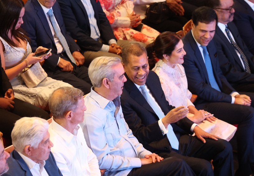 Guido Gómez Mazara junto al presidente Luis Abinader  y otros funcionarios en el acto anoche.  José Francisco.
