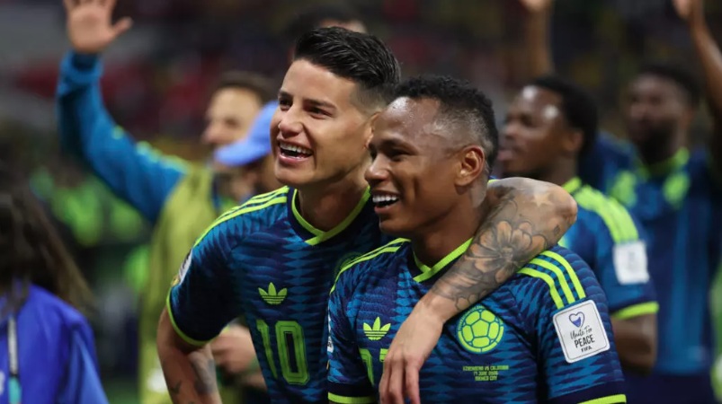 El colombiano James Rodríguez (10) y Jaminton Campaz (21) celebran tras su victoria en el partido de fútbol del Grupo K del Mundial entre Uzbekistán y Colombia, disputado en Ciudad de México el miércoles 17 de junio de 2026. AP Photo/Ashtin Barker - Ashtin Barker