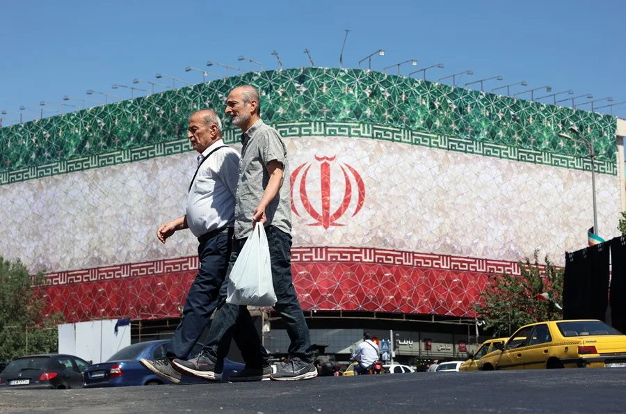Fotografía de archivo de personas que caminan por una calle de Teherán, tras la confirmación de un acuerdo entre Estados Unidos e Irán. EFE/Abedin Taherkenareh