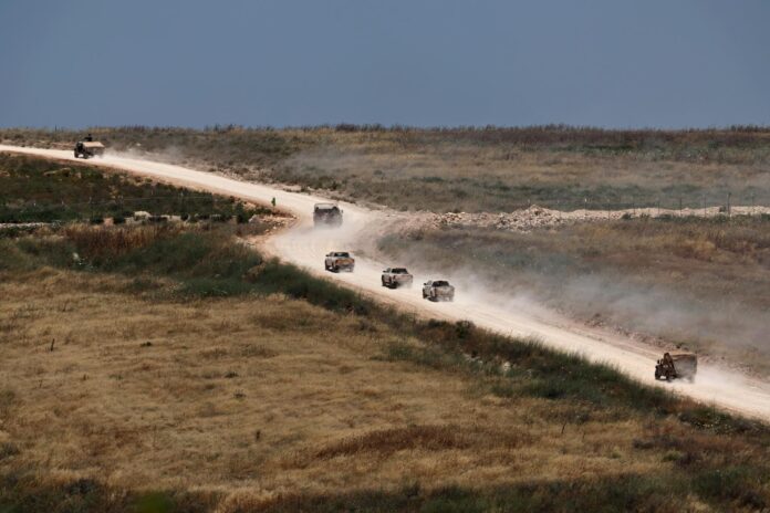 Vehículos militares se desplazan por el sur del Líbano, vistos desde el lado israelí de la frontera en la Alta Galilea, al norte de Israel.