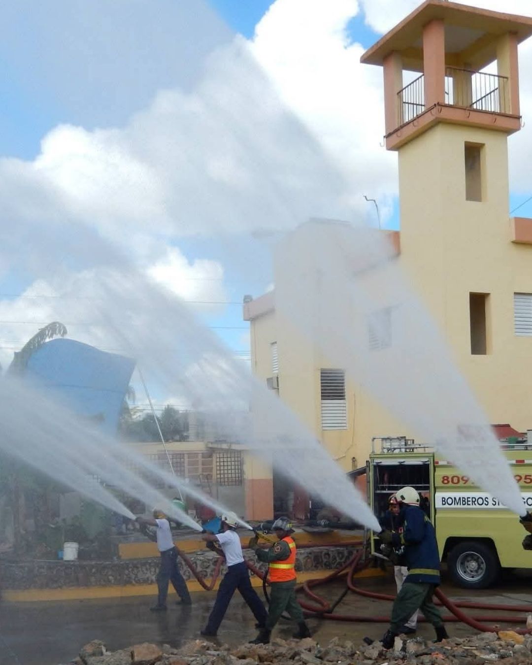 Bayahíbe, La Altagracia. - Un incendio registrado en las instalaciones del Hotel Viva este viernes ha generado una amplia movilización de organismos de socorro en el distrito municipal de Bayahibe, donde brigadas trabajan para controlar las llamas y proteger áreas no afectadas del complejo turístico. Unidades del cuerpo de bomberos y del Sistema Nacional de Seguridad y Asistencia en Emergencias 9-1-1 desplegaron camiones cisterna, equipos especiales y personal de extinción de incendios para controlar la situación y evitar que el fuego se extendiera a zonas adyacentes. Los operativos de respuesta incluyen maniobras de contención en los puntos más comprometidos, donde se mantiene un perímetro de seguridad para garantizar la integridad de los visitantes y empleados del hotel. Hasta el momento, las autoridades no han dado un informe oficial sobre la causa del incidente ni la magnitud de los daños materiales causados ​​en las instalaciones.