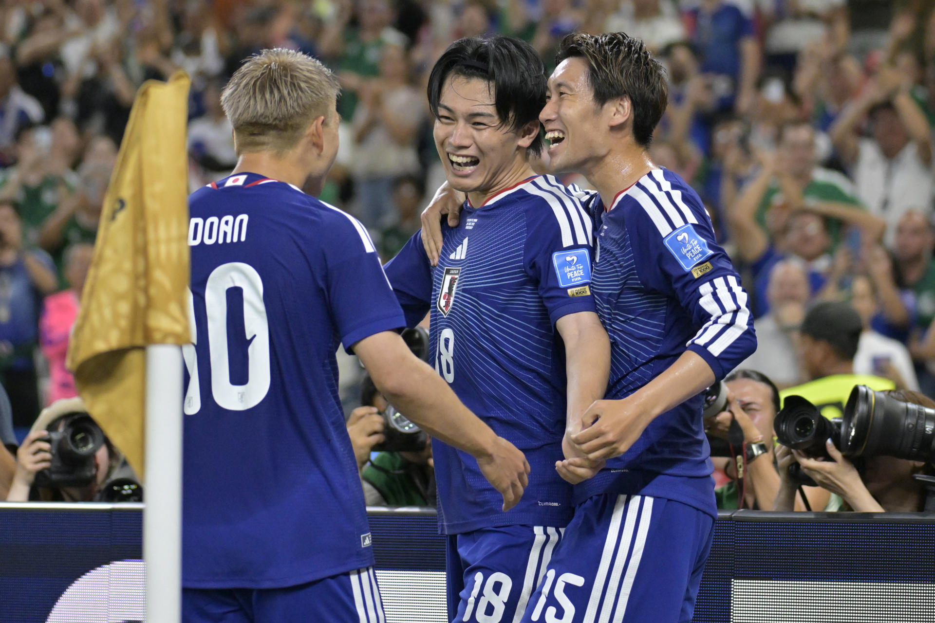 Ayase Ueda (c) de Japón celebra su gol este sábado, durante un partido del grupo F del Mundial de la FIFA 2026 entre Túnez y Japón en el estadio BBVA en Monterrey (México). EFE/ Miguel Sierra