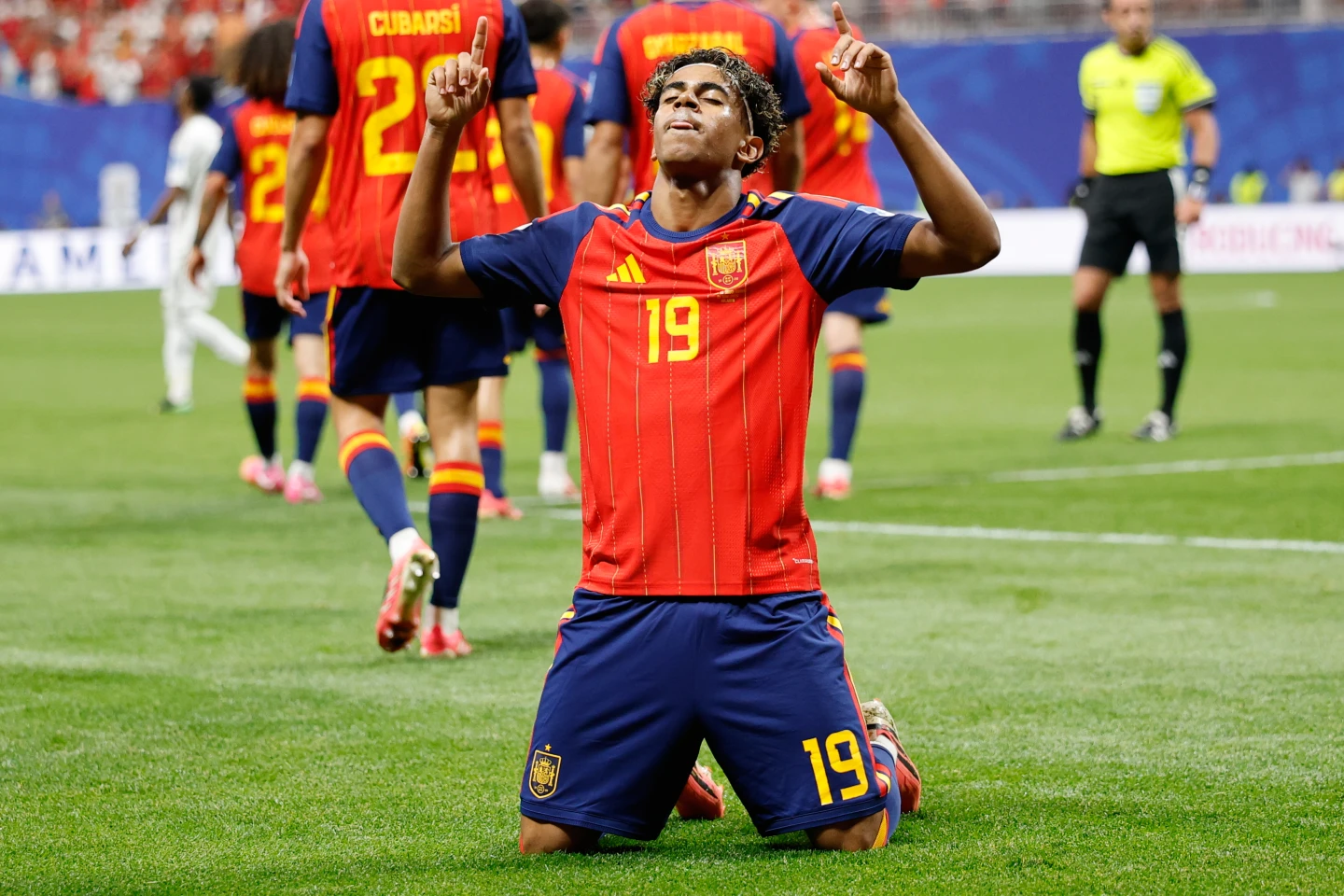Lamine Yamal celebra después de anotar su gol