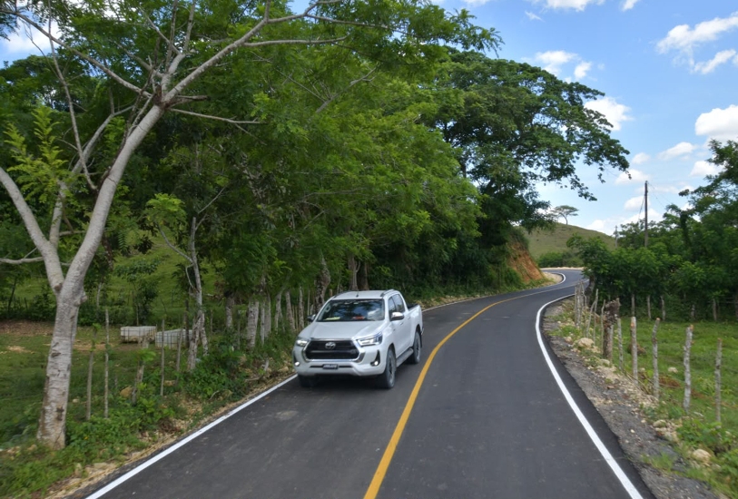 Las nuevas carreteras comunican zonas agrícolas.