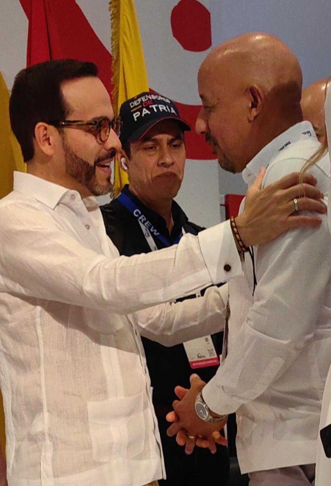 La foto muestra al alcalde de Lawrence Brian DePeña junto al virtual ganador de este domingo en Colombia, Abelardo de la Espriella.