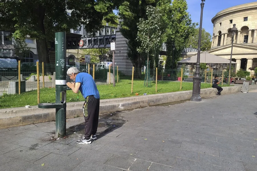 Un hombre se refresca en una fuente en Francia. EFE/Edgar Sapiña Manchado/Archivo