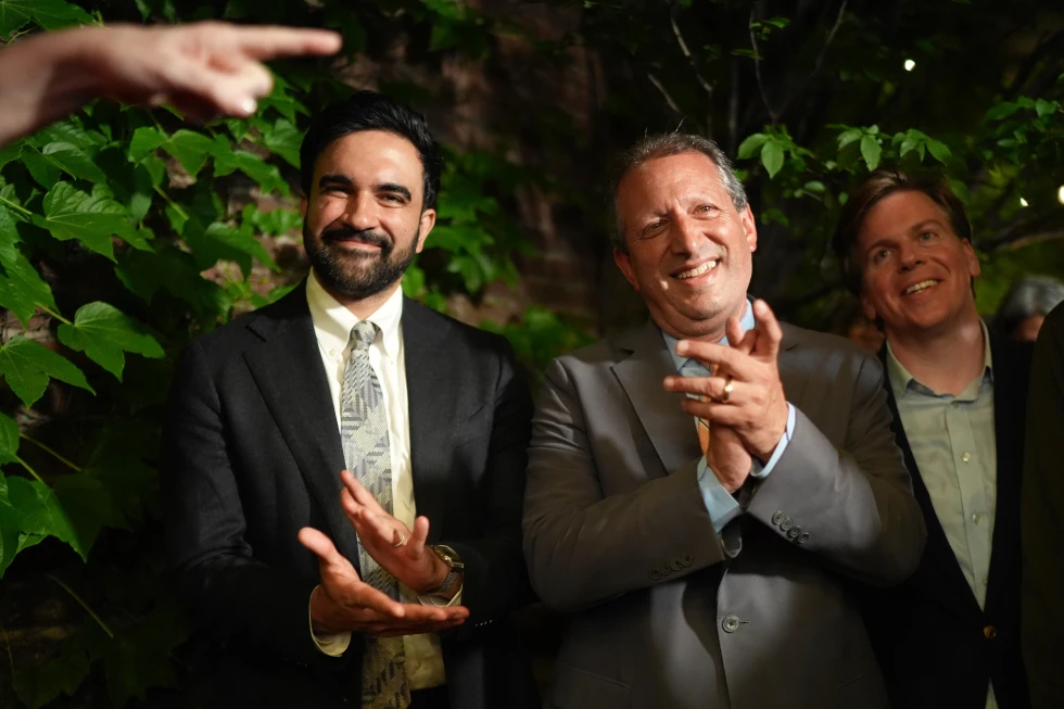 El candidato demócrata al Congreso, Brad Lander, llega junto al alcalde de la ciudad de Nueva York, Zohran Mamdani, a una fiesta para seguir los resultados electorales la noche del martes 23 de junio de 2026 en Nueva York. (Foto AP/Ryan Murphy)