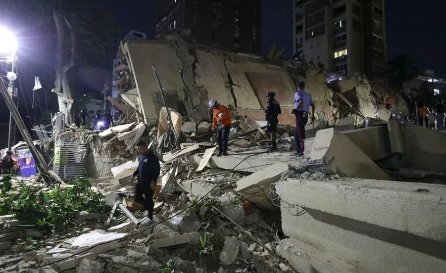 Integrantes de cuerpos de emergencia buscan víctimas este miércoles en una edificación colapsada, en Caracas (Venezuela). EFE/ Ronald Peña R.