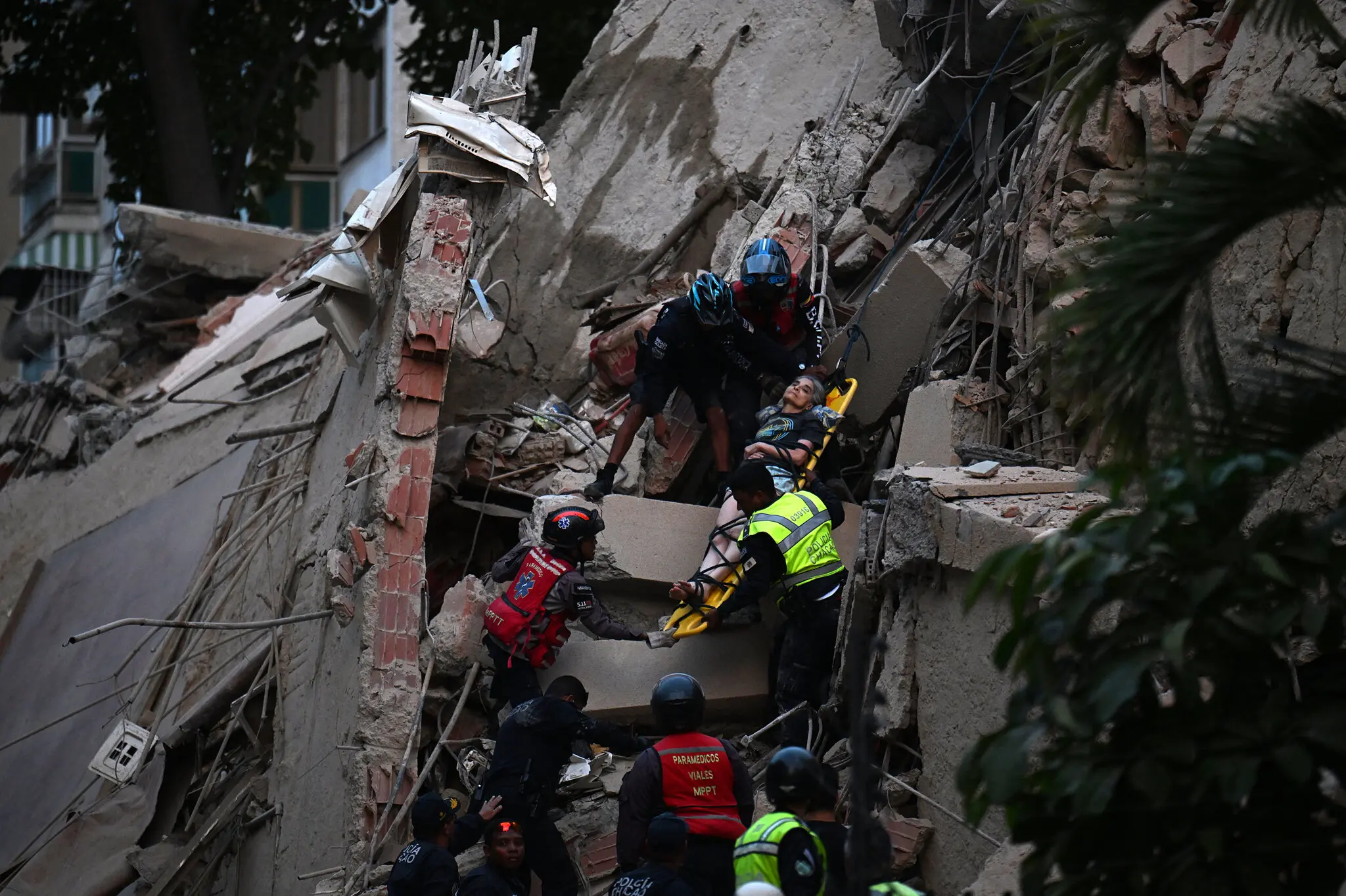 Rescatistas auxilian a una persona tras fuertes seísmos en Venezuela