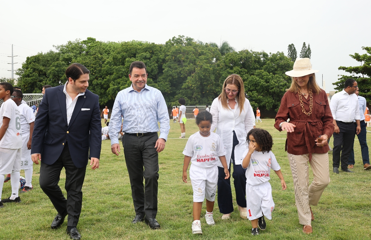 La Infanta Elena de Borbón con Elvira Vega, Directora General de la Fundación Mapfre del Hogar Escolar Santo Domingo Savio y directivos de la entidad.