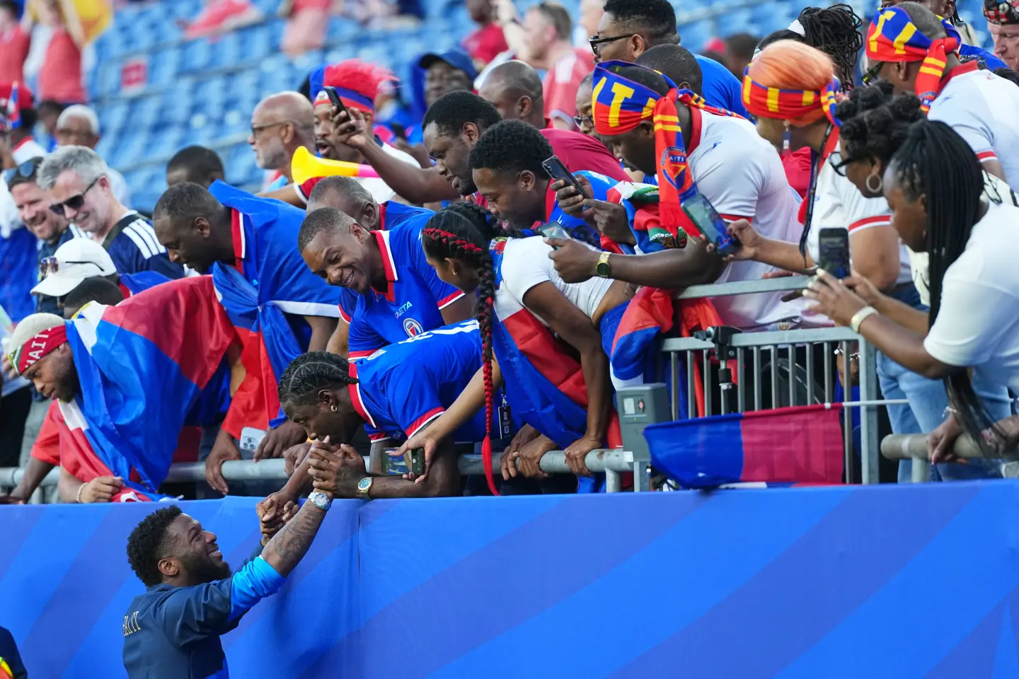 Josué Casimir celebra con fans haitianos