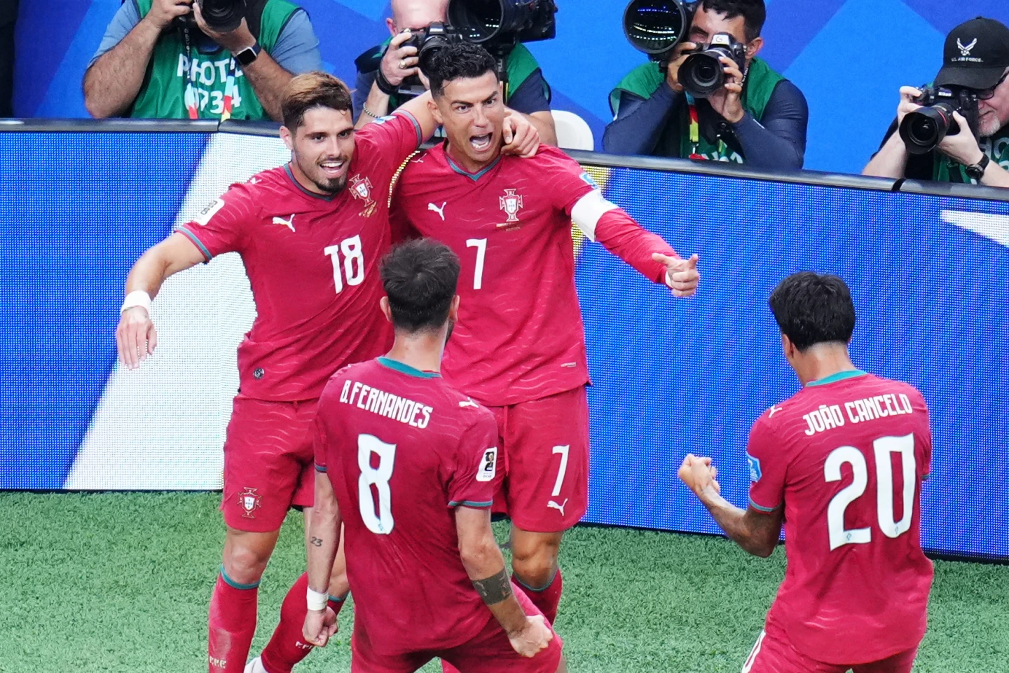 Cristiano Ronaldo celebra con sus compañeros de Portugal