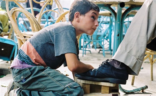 Niño limpiando botas