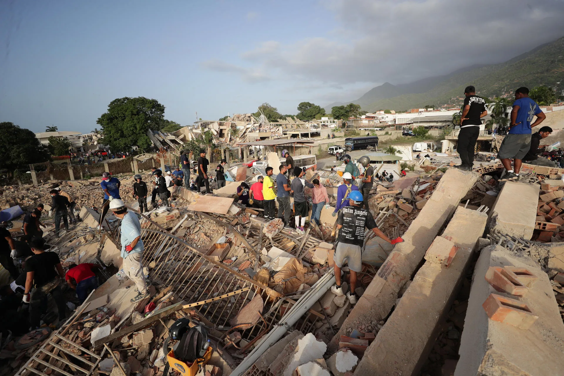 Personas realizan labores de búsqueda en una zona afectada por un terremoto, este viernes en La Guaira (Venezuela). EFE/ Ronald Peña R