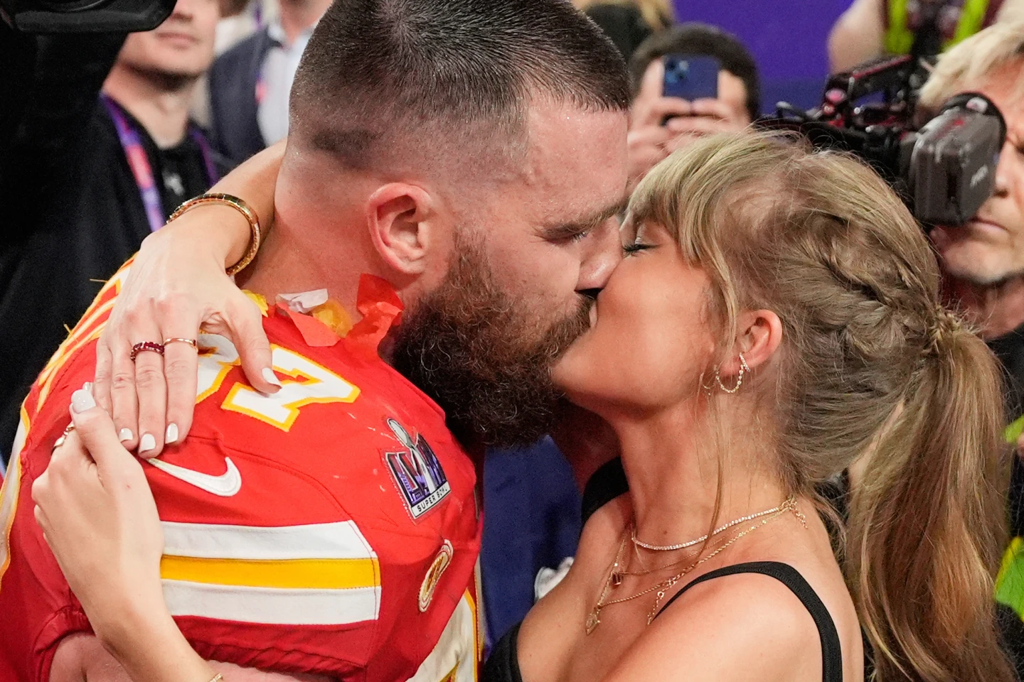 Taylor Swift y Travis Kelce se besan