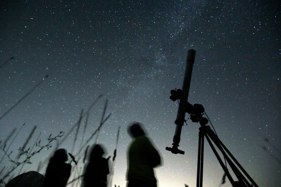 La gente mira el cielo desde un observatorio cerca de Avren, Bulgaria, el 12 de agosto de 2009. (Foto AP/Peter Petrov, Archivo)