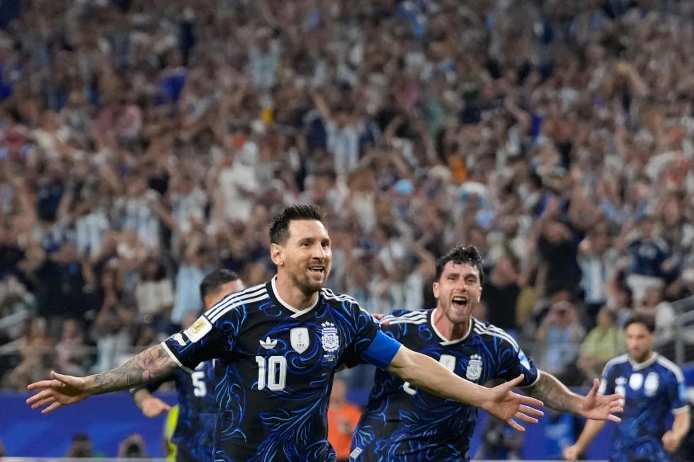Lionel Messi, de Argentina (10), celebra haber marcado el tercer gol de su equipo durante el partido del Grupo J de fútbol del Mundial entre Jordania y Argentina en Arlington, Texas, cerca de Dallas, el sábado 27 de junio de 2026. (Foto AP/Tony Gutiérrez)