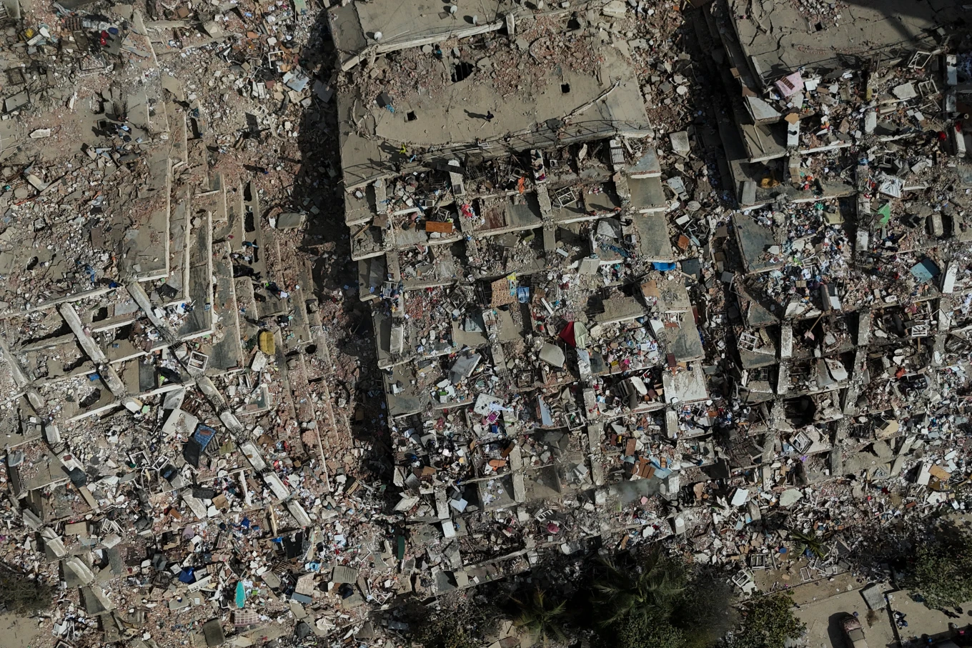 Sábado 27 de junio de 2026 edificios que resultaron dañados por el terremoto que sacudió La Guerra, Venezuela hace tres días. (Foto AP/Matthias Delacroix)