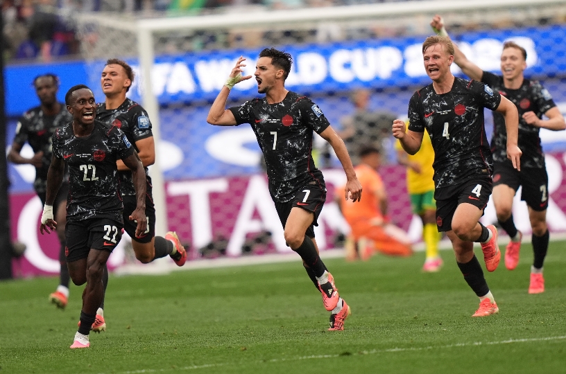 Stephen Eustaquio (c), de Canadá, celebra por su gol.
