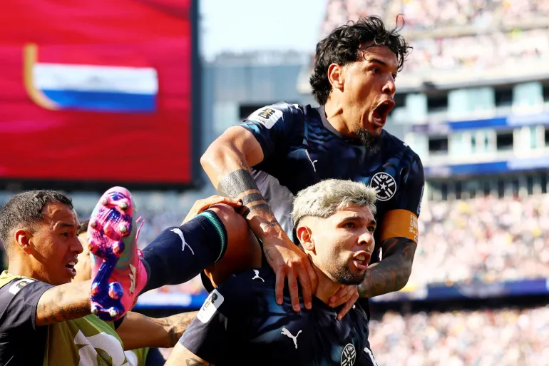 Julio Enciso, de Paraguay, celebra el primer gol de su selección con Gustavo Gómez.