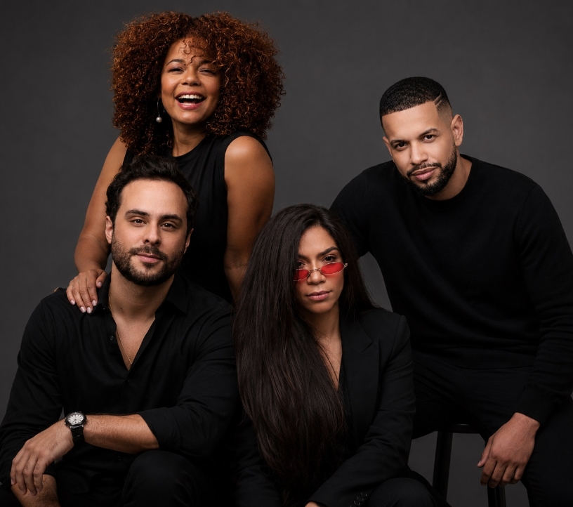 Elenco de las obras junto al productor  Ismael Almonte.