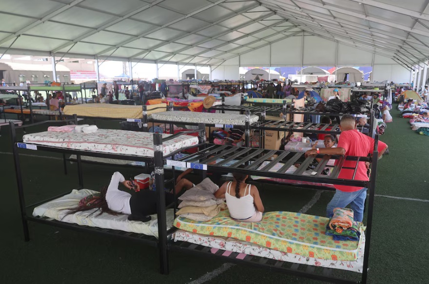 Un polideportivo que alberga a cientos de personas en La Guerra, este miércoles, una semana después de que un doble terremoto azotara Venezuela.