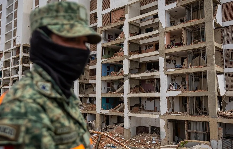Un rescatista responde junto a un edificio dañado por un terremoto el 30 de junio de 2026 en La Guaira, Venezuela. EFE/Miguel Gutiérrez